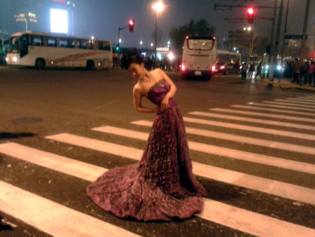Noiva a fazer sessão fotográfica (: